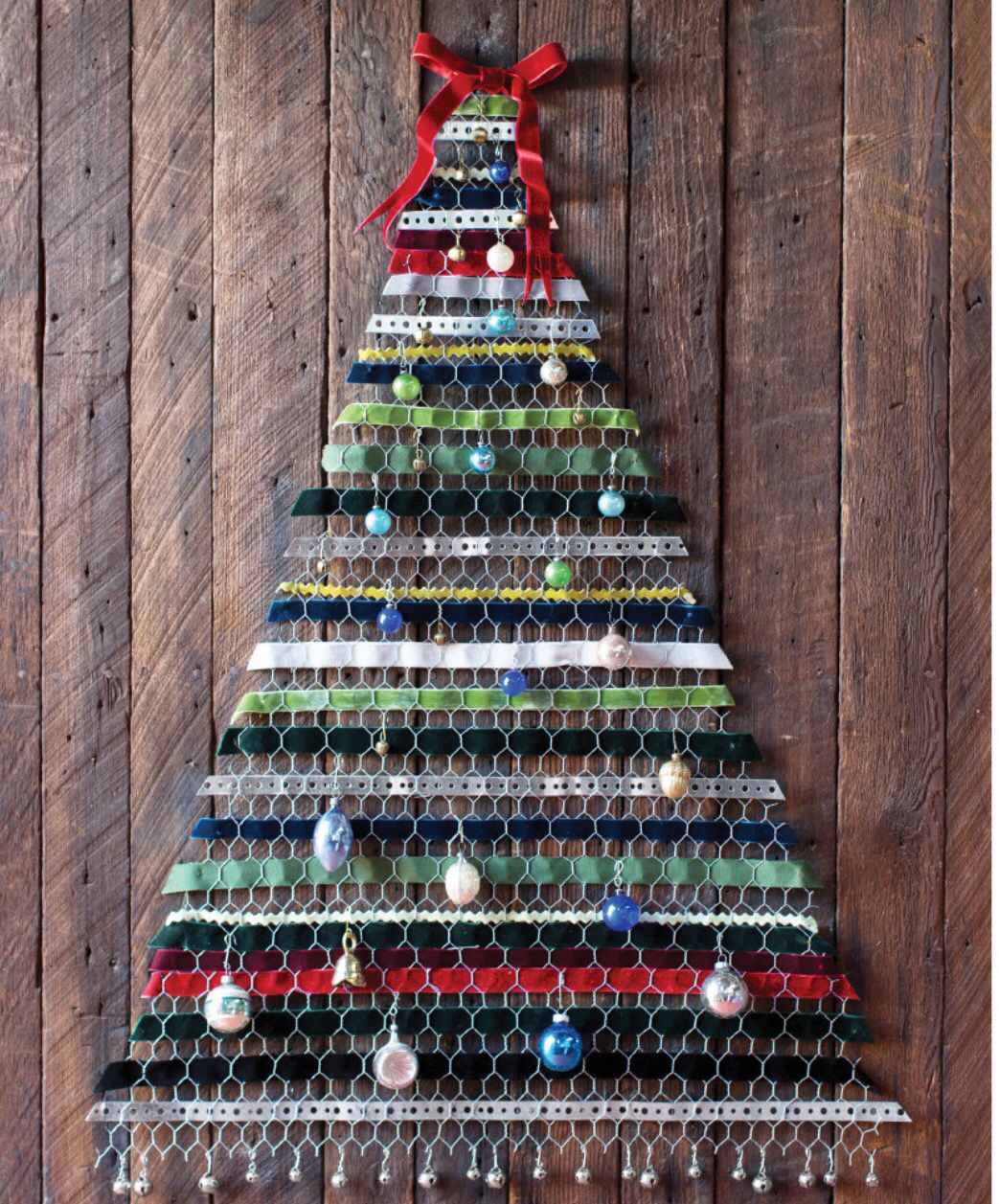 Deck the halls with DIY’s, Fa La La La La La….This holiday season SPICE UP your home with these
adorable DIY crafts using a variety of different items including – you guessed
it – chicken wire!Here are our Top 5 favorites!#1 – A Simple, Colorful Ornament Door DecorationThis decoration was made using a painted wooden
frame, chicken wire [...]